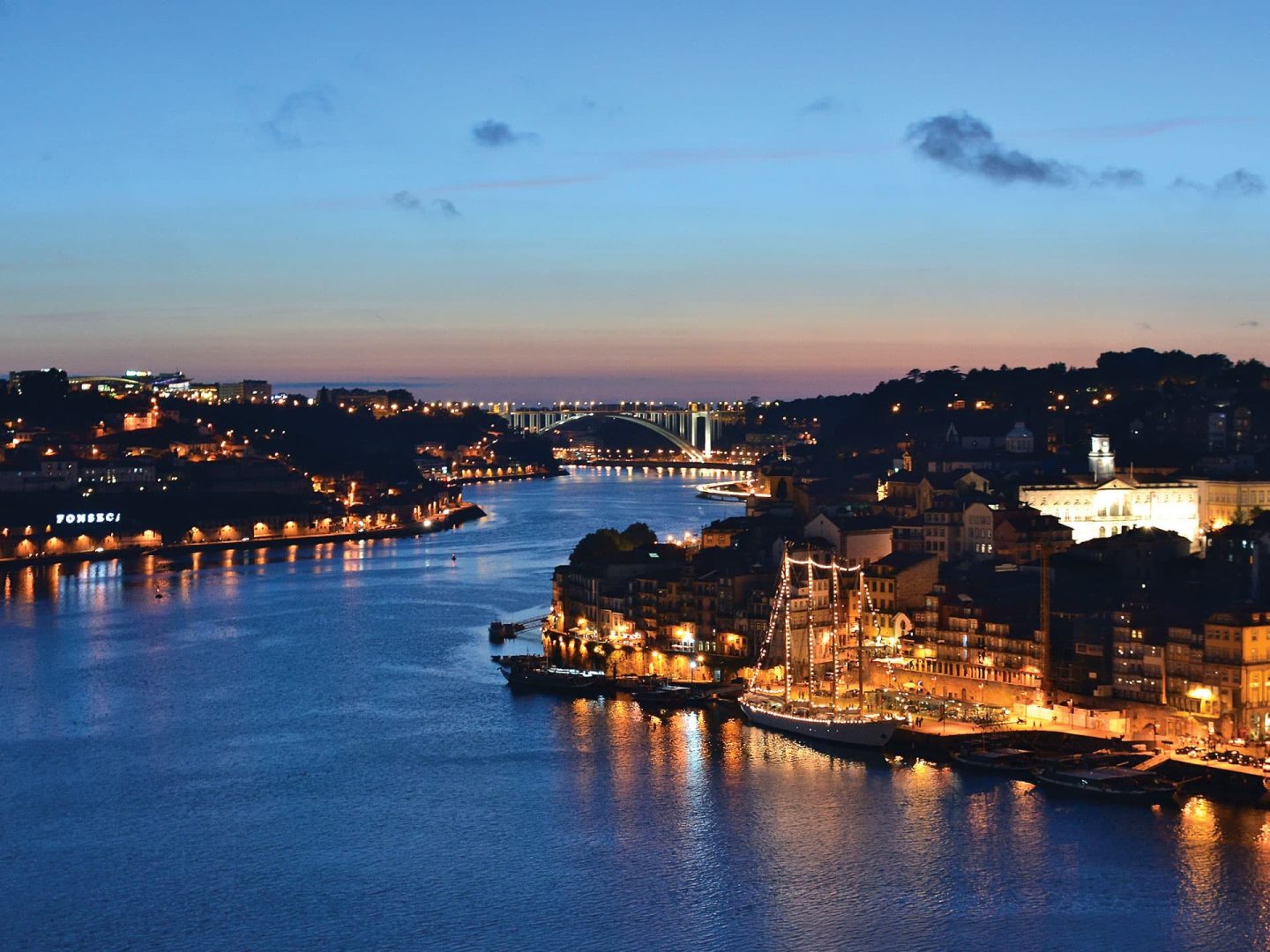 Città di Porto sul fiume Douro in Portogallo