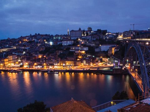 La città di Porto di notte e il fiuem Douro